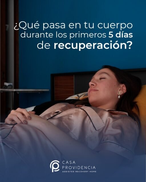 Los primeros días después de una cirugía son más importantes de lo que imaginas.
Tu cuerpo activa mecanismos de defensa, reparación y adaptación que marcan el rumbo de toda la recuperación.
Entender qué está pasando en esta etapa puede ayudarte a tomar mejores decisiones y evitar complicaciones.
Desliza y descubre qué sucede en tu cuerpo durante los primeros 5 días. 💙